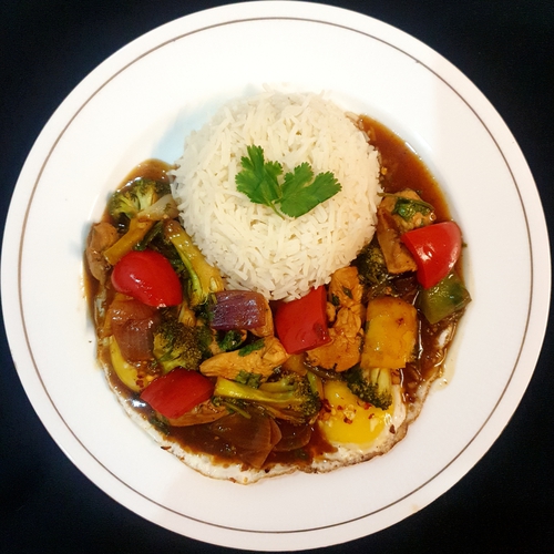 Stir fry Chicken and Veggies in Sriracha Sauce & Steamed Rice
