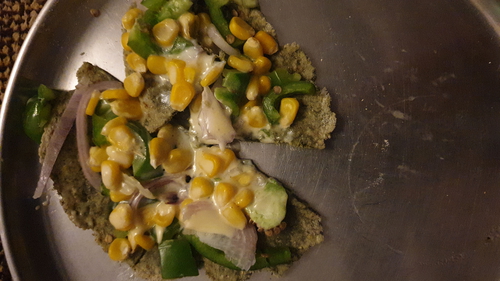 Tawa jowar palak with corn and capsicum pizza