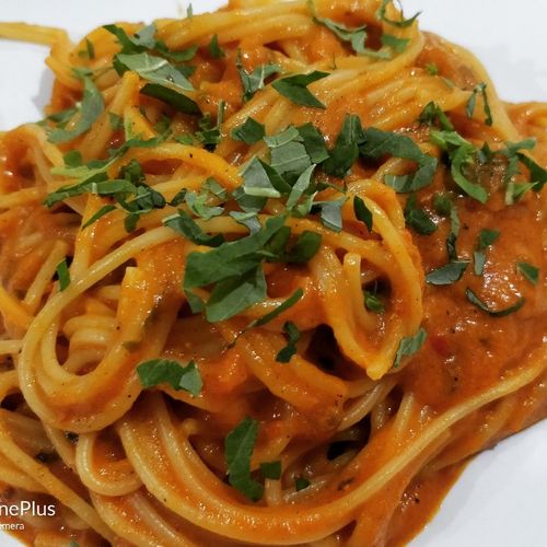 Spaghetti in burnt red pepper and garlic sauce