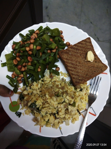 scrambled egg with bread and veggies.