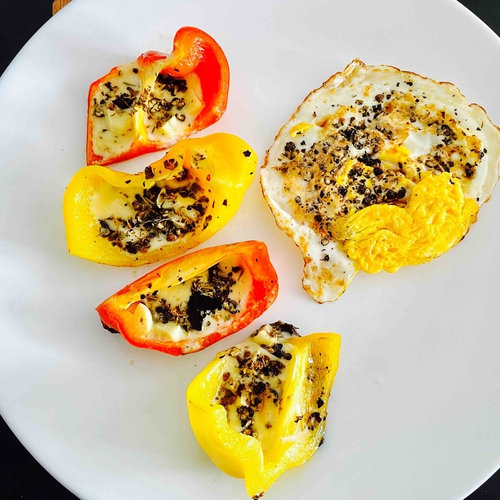 Cheesy Capsicum with half fried egg