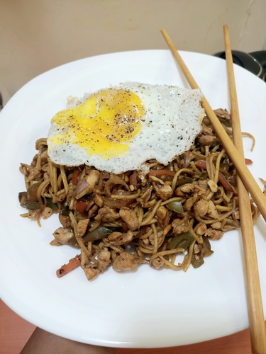 Chicken hakka Noodle with sunny side up