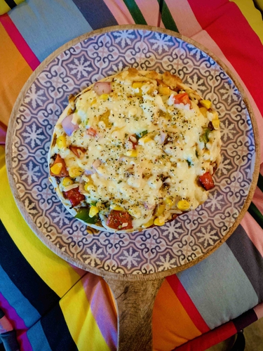 Cheesy veg pizza