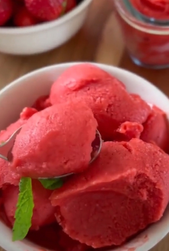 Easy Peesy strawberry sorbet