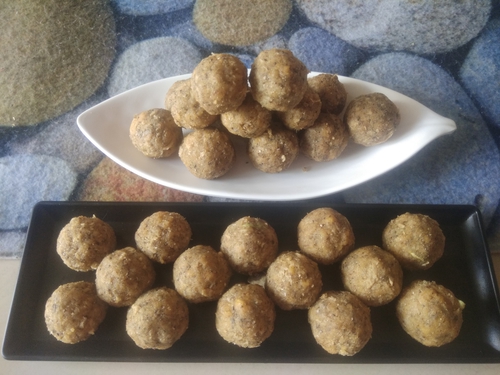 Moong dal and soya chunks laddoo