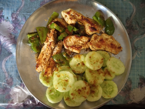 grilled chicken breast with capsicum and cucumber salad
