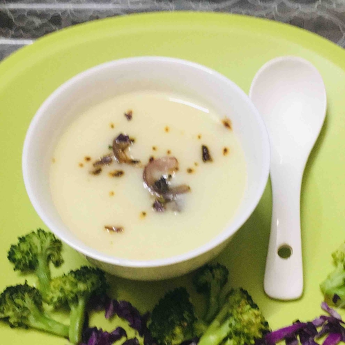 Creamy cauli garlic soup with burnt onion rings