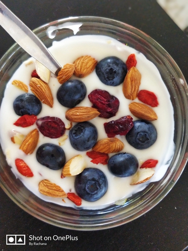 Summer fresh evening snack - Almond and berries yoghurt/curd