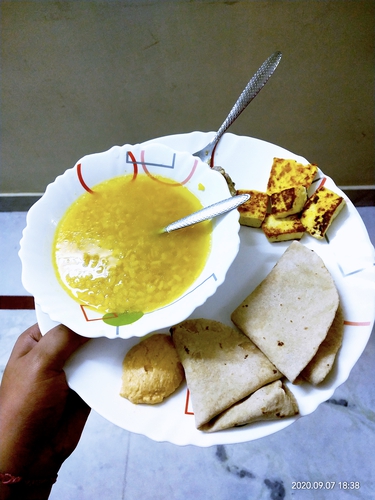 mubgdal roti with paneer and chatni